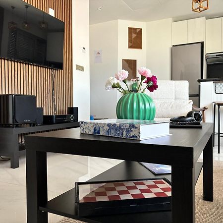 Marina View Residence Luxurious Studio Retreat With Stunning Ocean Views 1 Double Bedroom, 1 Convertible Couch طنجة المظهر الخارجي الصورة